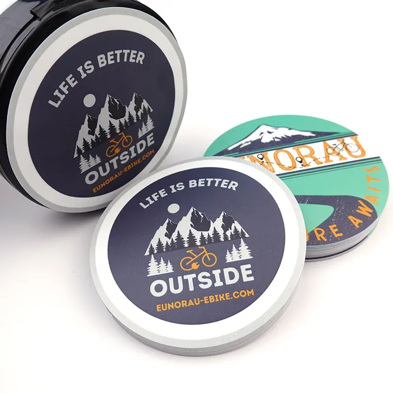 Comparatio de die-cutting (plena cut) et osculari, secans (media cut) stickers