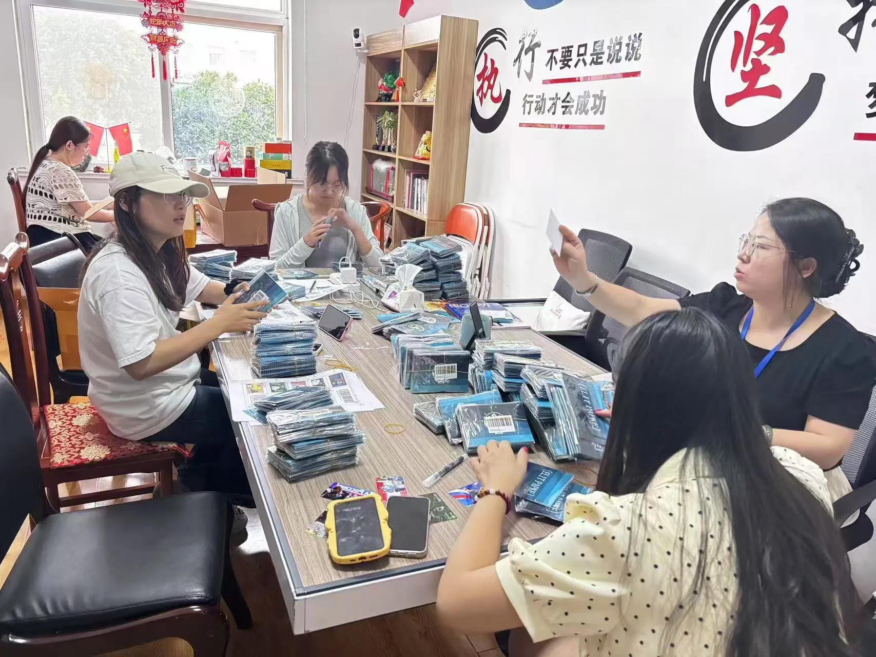 Jojo conducted a temere inspectionem de card stickers.
