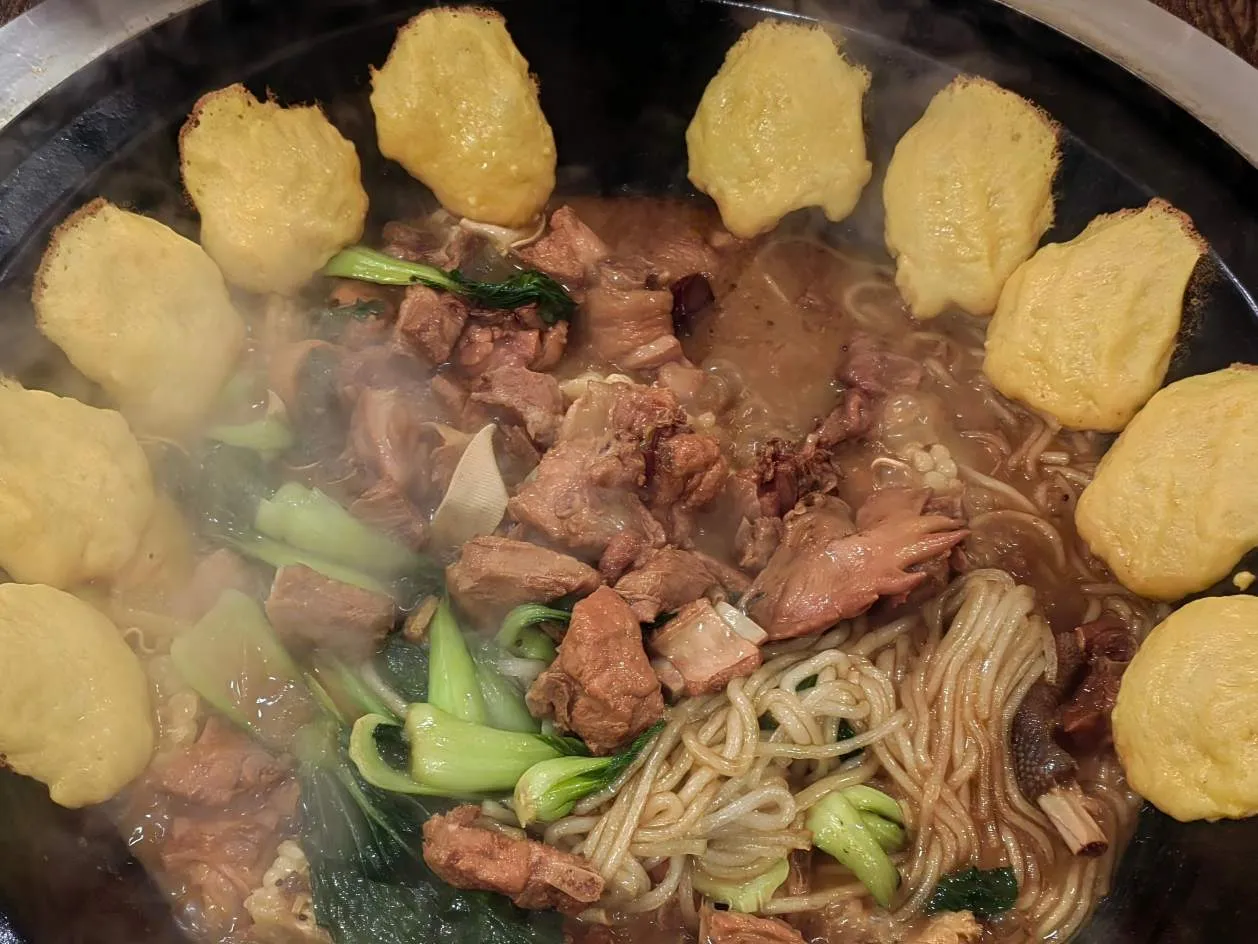 Procurator homines extra cibum offert contendentibus