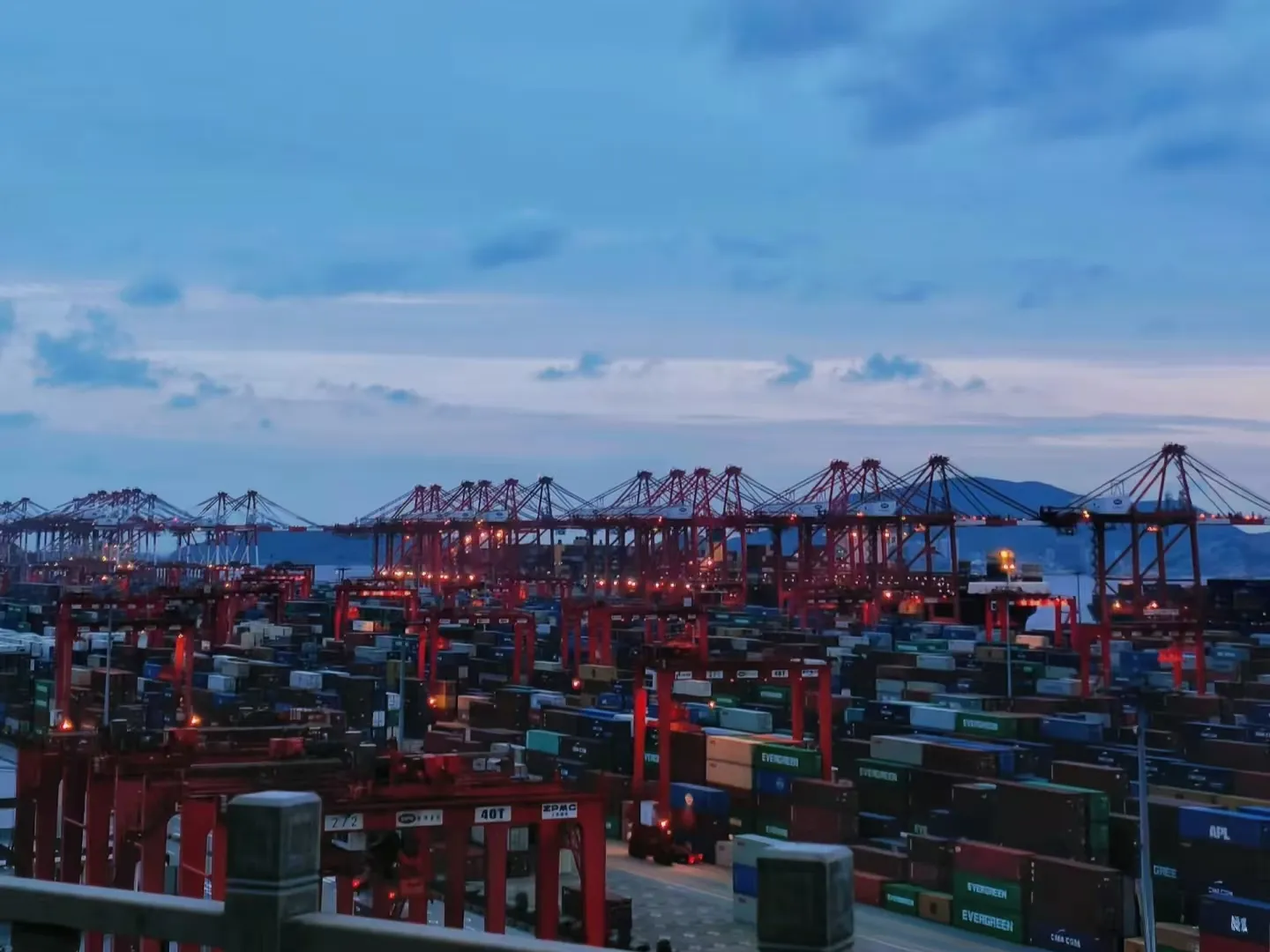 Totalis pretii Sinarum importus et exportationis commercium 41.21 trillion Yuan attigit.