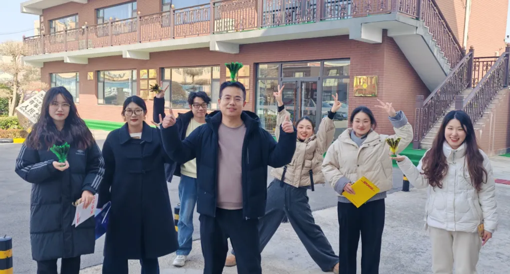 Short Prandium Break agit officium cum Shuttlecock Fun